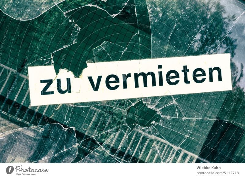 "zu vermieten" Schild vor kaputter Fensterscheibe Zerstörung Glas lost places Vergänglichkeit alt Verfall verfallen Wandel & Veränderung Zahn der Zeit verlassen