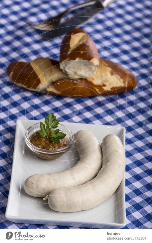 Bayerische Weißwürste auf dem Teller Weißwurst Wurst weiß rechteckig Frühstück Bayern Essen Kalbfleisch München bayerisch Oktoberfest Deutschland Imbiss deutsch