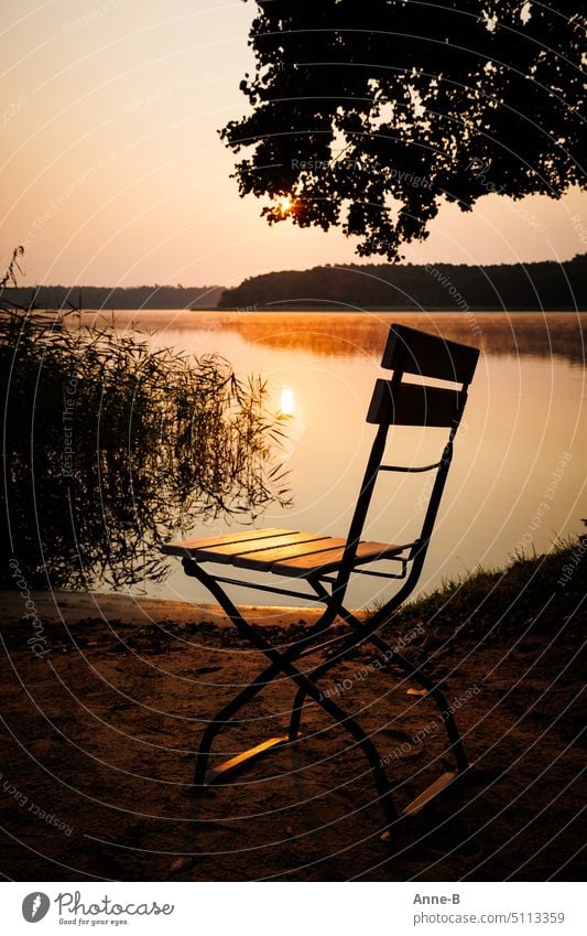 einfach mal ein bisschen entspannen ...einsamer Gartenstuhl in der Abendsonne am Seeufer Sonnenuntergang erholsam Enspannung runtergekommen Abendlicht schön