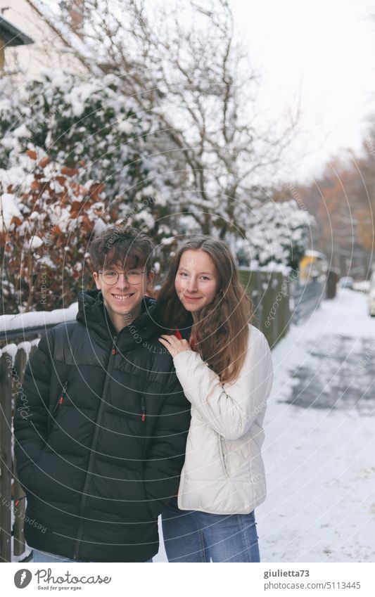 Geschwister-Porträt, kleiner Bruder - große Schwester, Teenager im Winter teenager Junge Mädchen Außenaufnahme Blick in die Kamera Lächeln Farbfoto Kindheit