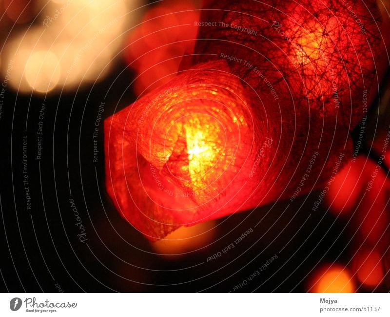 Lichterkette rot Weihnachtsmarkt Physik dunkel Wärme leuchten