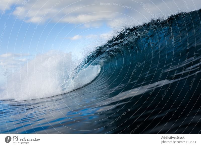 Schaumige Wellen rollen im Ozean auf MEER Meer winken platschen schäumen Kraft Wasser Natur Energie Meereslandschaft Oberfläche Himmel marin aqua Bewegung