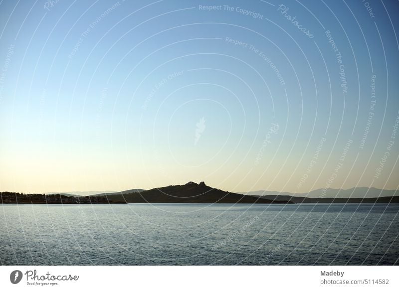 Blick auf das Meer im Licht der Abendsonne mit Küstenlandschaft, Bucht und Halbinsel in Cunda bei Ayvalik am Ägäischen Meer in der Provinz Balikesir in der Türkei