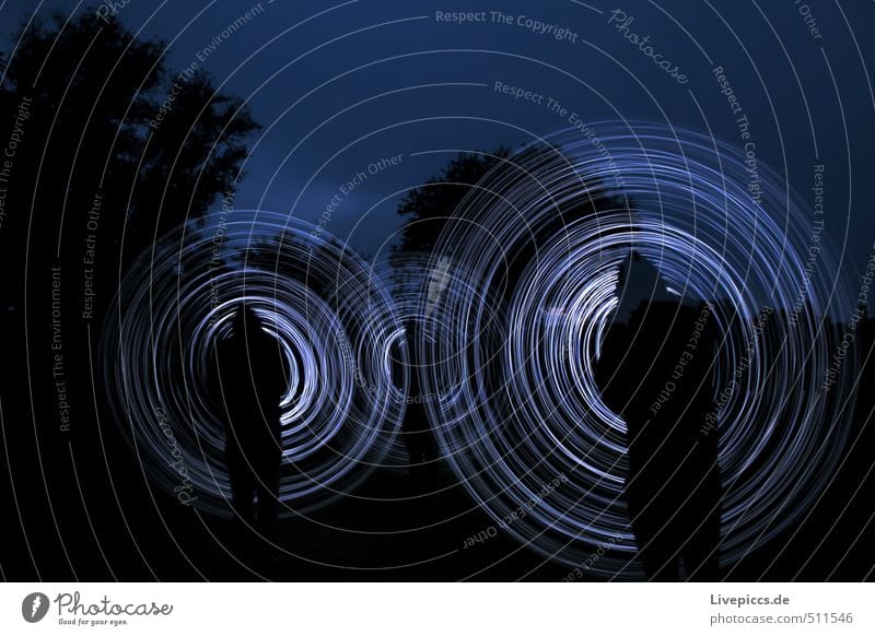 Circles Freizeit & Hobby maskulin 3 Mensch 30-45 Jahre Erwachsene Kunst blau schwarz weiß Lichtmalerei " Lichtkreise," Farbfoto Experiment Nacht