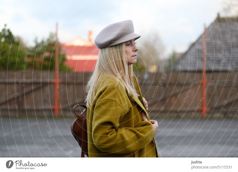 Elegante Frau in saisonaler Herbstkleidung, warmer Wolljacke und Newsboy-Mütze aus Fleece Zubehör Accessoire Erwachsener Geschäftsfrau lässig Großstadt