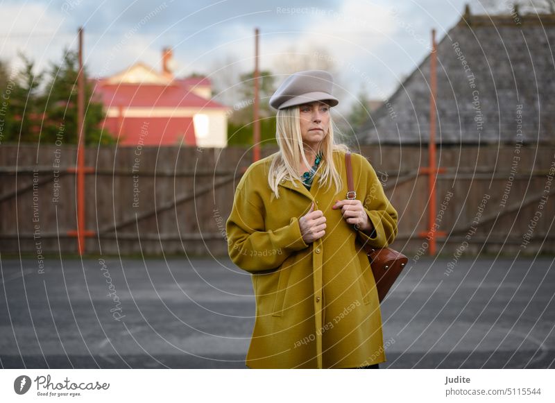 Elegante Frau in saisonaler Herbstkleidung, warmer Wolljacke und Newsboy-Mütze aus Fleece Zubehör Accessoire Erwachsener Geschäftsfrau lässig Großstadt