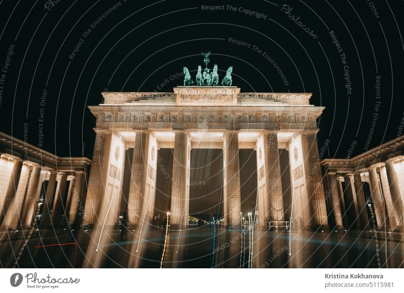 Das Brandenburger Tor steht am Pariser Platz. Das Bauwerk ist beleuchtet. Hintergrund ist der Nachthimmel. Berlin Gebäude Gate Deutschland Wahrzeichen Denkmal