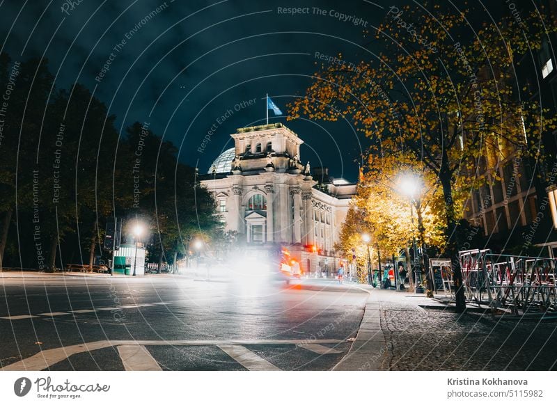 Reichstagsgebäude bei Nacht - Deutscher Bundestag, Berlin, Deutschland. Seitenansicht. Regierung Architektur Großstadt Europa Kapital Parlament politik Gebäude