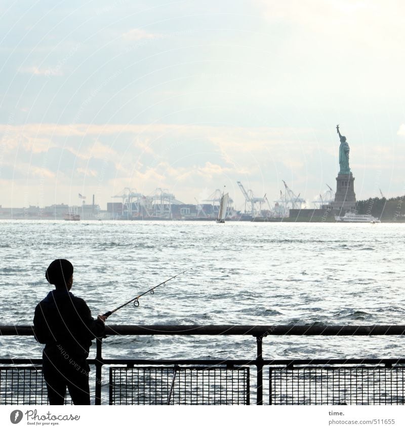 Fishing for Freedom Mensch 1 Wasser Himmel Herbst Schönes Wetter Küste Fluss Hudson River New York City Hafenstadt Geländer Freiheitsstatue beobachten