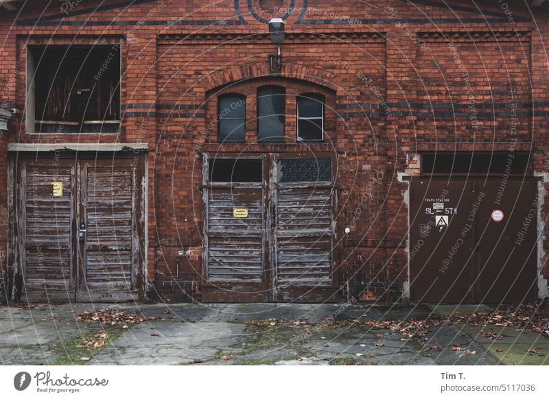 Ein altes Wirtschaftsgebäude in Berlin Garage Trafostation Altbau Prenzlauer Berg Farbfoto Stadt Stadtzentrum Hauptstadt Altstadt Menschenleer Außenaufnahme