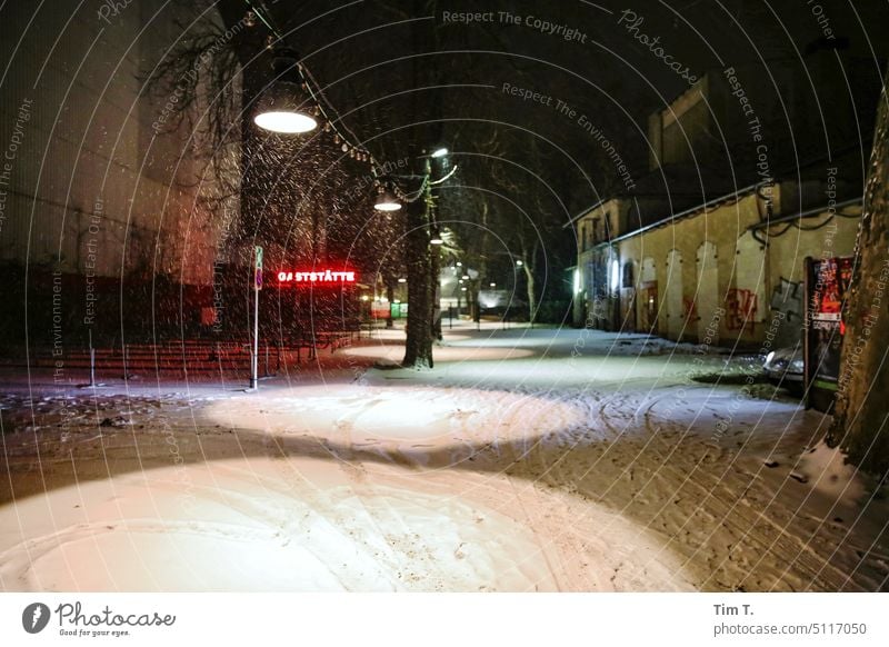 verschneiter Weg zur Gaststätte Prenzlauer Berg Schnee kastanienallee Prater Nacht Winter schneien Berlin Außenaufnahme Stadtzentrum Hauptstadt Altstadt