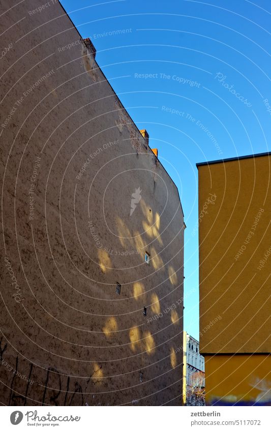 Lichtreflexe an einer Fassade architektur berlin büro city deutschland dämmerung fassade fenster froschperspektive gebäude hauptstadt haus himmel innenstadt