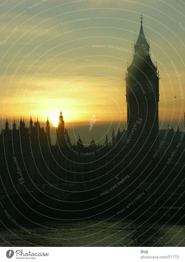 BigBen London Big Ben Sonnenuntergang Themse schwarz gelb Skyline Turm Wasser Houses of Parliament Silhouette Abenddämmerung Turmspitze Berühmte Bauten