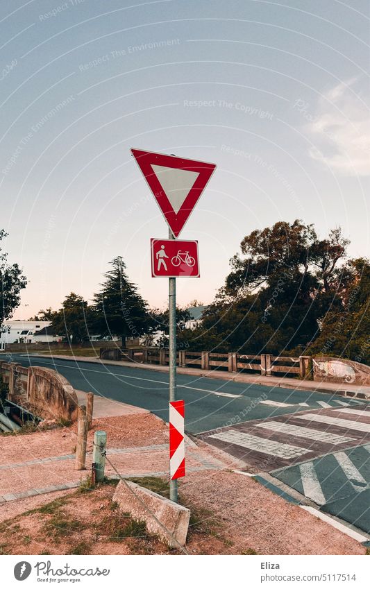 Vorfahrt gewähren vorfahrtsschild Verkehr Fußgänger Radfahrer Verkehrszeichen Schilder & Markierungen Straße Zebrastreifen Verkehrsschild Straßenverkehr