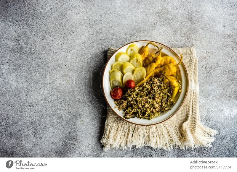 Schale mit fermentiertem Gemüse Hintergrund Schalen & Schüsseln Chilischote Salatgurke Küche Abendessen Essen Fermentation Lebensmittel Georgien georgisch