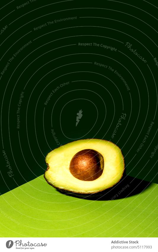 Frische Avocado auf dunklem Hintergrund Hälfte frisch reif Diät Veganer Samen organisch gesunde Ernährung Tisch Eckstoß Vitamin grün appetitlich Vegetarier roh