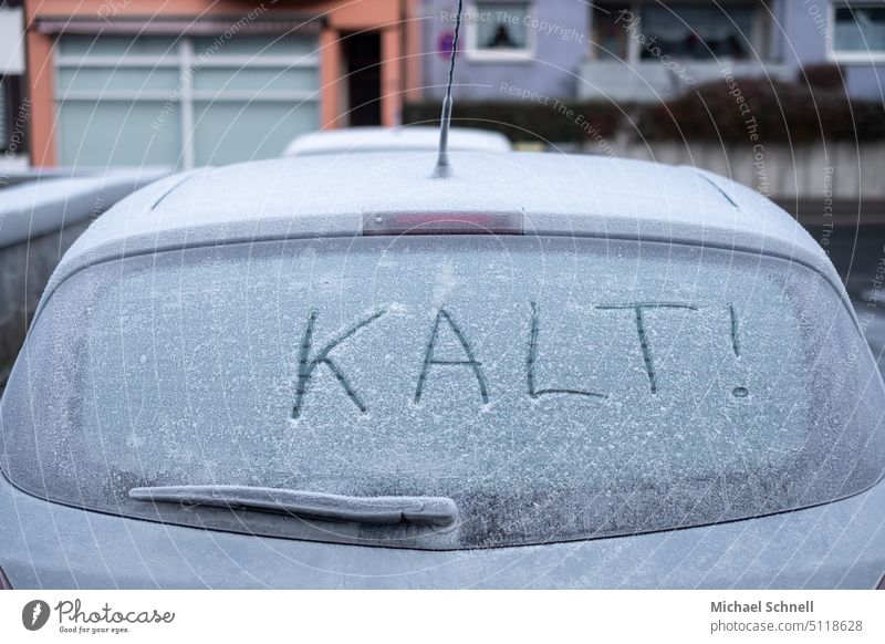 KALT! Eis Kälte Kälteschock Frost kalt Kälteeinbruch frostig Wintereinbruch frieren gefroren winterliche Kälte zugefroren Auto kratzen Schrift gefrorene Scheibe