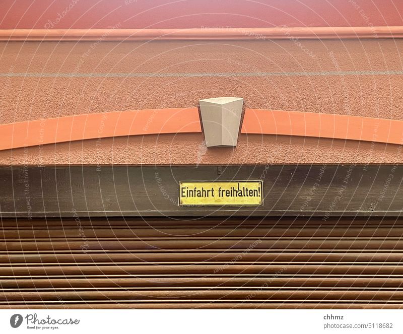 Einfahrt freihalten Schilder & Markierungen Hinweisschild Tor Ausfahrt Schriftzeichen Warnschild Fassade Garagentor Parkverbot Ausfahrt freihalten Außenaufnahme