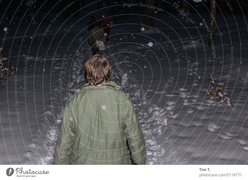 ein Mann läuft nachts durch den Schnee Brandenburg Nacht Winter kalt Außenaufnahme Landschaft Frost schneien Schneefall Farbfoto winterlich liepnitzsee