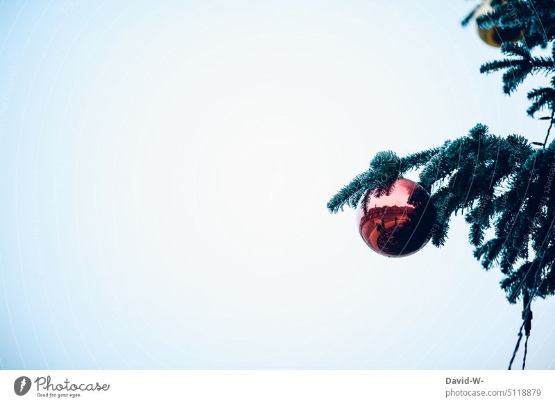 Christbaumkugel am Tannenbaum Weihnachten & Advent Weihnachtsbaum hängen weihnhachtlich geschmückt Weihnachtsdekoration Lichterkette draußen Tradition festlich