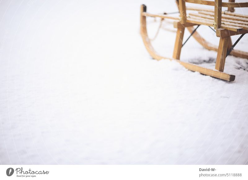 Schlitten im Schnee Wintereinbruch weiß Wintertag Winterstimmung winterlich Schlittenfahrt freude Wetter kalt Textfreiraum