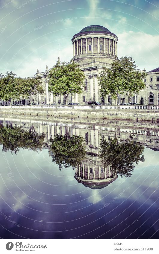 Gerechtigkeit Sightseeing Städtereise Arbeit & Erwerbstätigkeit Anwalt Arbeitsplatz Gerichtsgebäude Natur Wasser Wolken Baum Flussufer Liffey Dublin Hauptstadt