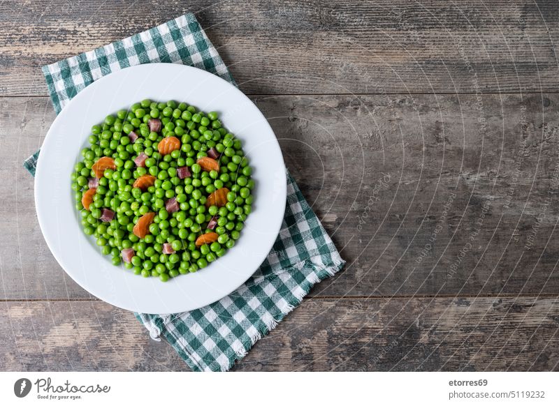 Grüne Erbsen mit Serranoschinken und Karotte auf Holztisch Amuse-Gueule Schalen & Schüsseln Möhre farbenfroh gekocht Küche lecker Diät Abendessen Speise