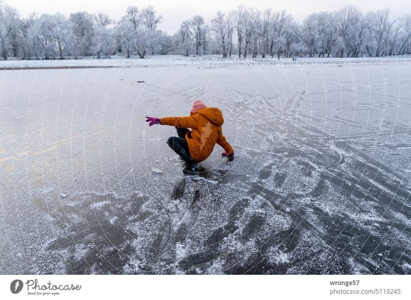 Kleiner Ausrutscher Winter Wintertag Frost Eis Eisfäche glatt Glätte ausrutschen Ausrutschen auf Eis Kind Betretungsverbot Ausrutschen und Sturz Rutschgefahr