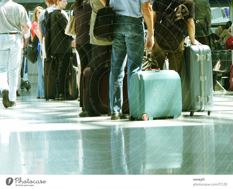 warten Koffer Ferien & Urlaub & Reisen türkis Bodenbelag Tasche Schalter Wartesaal Menschengruppe Flughafen Bahnhof Lagerhalle Arbeit & Erwerbstätigkeit trolly