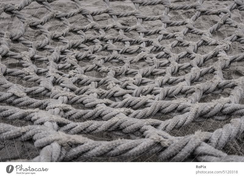 Seilnetzwerk einer Kinderschaukel. Seilschaft Strick Netz Netzwerk rope Kugel Technik Festigkeit Halt Geflecht Klettergerüst Spielplatz playground Kindheit