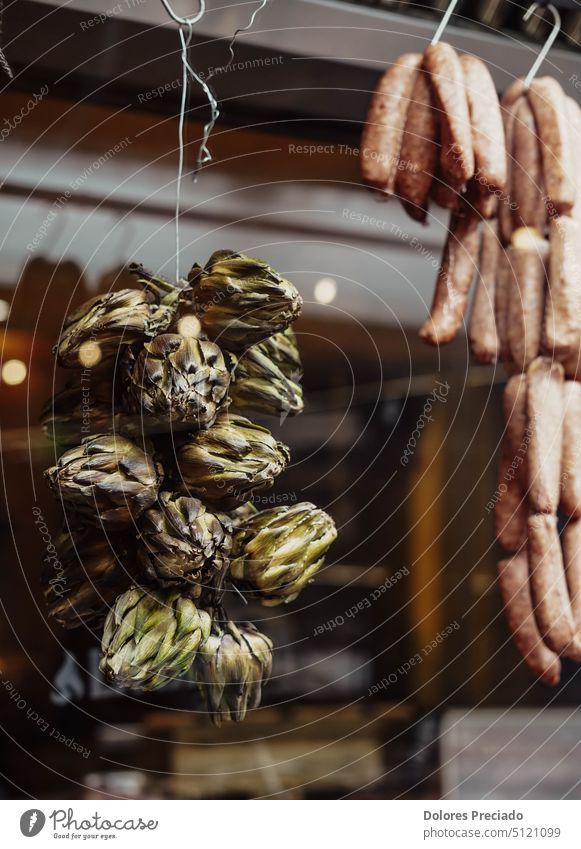 An einem Haken hängende Würstchen in einem typischen südamerikanischen Restaurant Amerikaner Amuse-Gueule Argentinien authentisch Barbecue grillen Rindfleisch