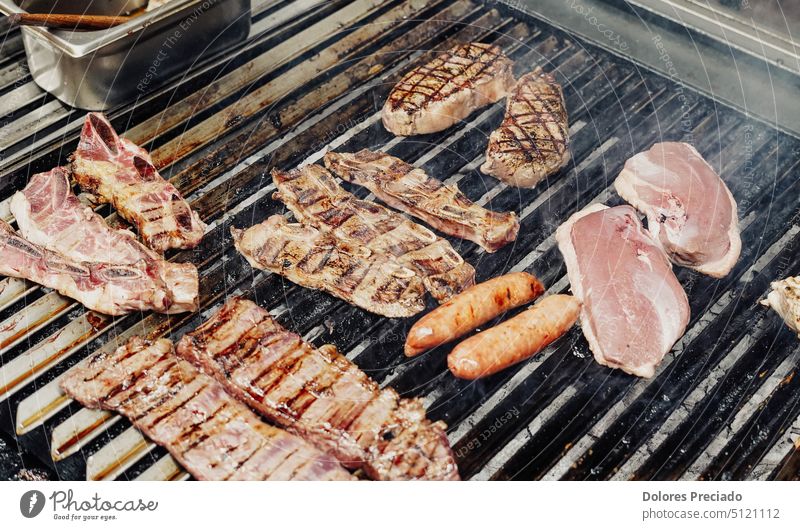 Rindfleisch der Spitzenklasse in einem argentinischen Steakhaus angus Barbecue grillen Grillrippen Beefsteak schwarz Knochen Metzger hacken Koch