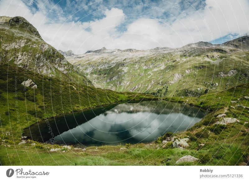 Kleiner See mitten in den Bergen der Alpen Gebirge Berge u. Gebirge Gipfel Landschaft Bergsee Spiegelung Österreich Nationalpark Hohe Tauern wandern Wanderung