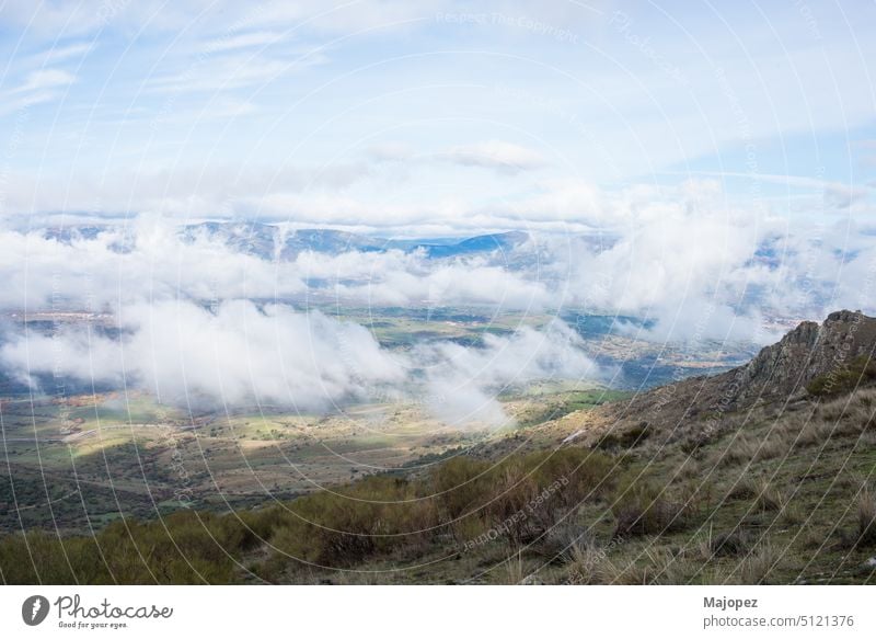 Schöne Landschaft von einem Berggipfel aus.  Niedrige Wolken über dem Tal im Freien Antenne Herbst schön blau Cloud Colmenar viejo farbenfroh Umwelt Europa