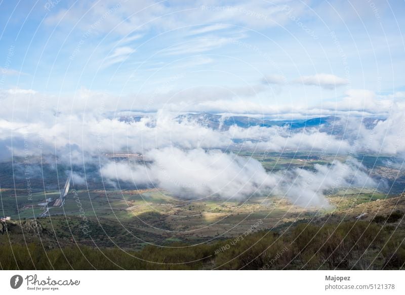 Schöner Blick aus der Luft.  Niedrige Wolken über dem Tal Morgen Wald im Freien Antenne Herbst schön blau Cloud Colmenar viejo farbenfroh Landschaft Umwelt