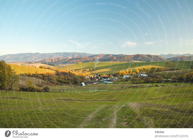 Sonnenuntergang über dem Dorf Lietava, Slowakei. Grüne Hügel mit Blick auf die Mala Fatra Sulov-Gebirge November Tourist Reiseziele Slowakische Republik Ruhe