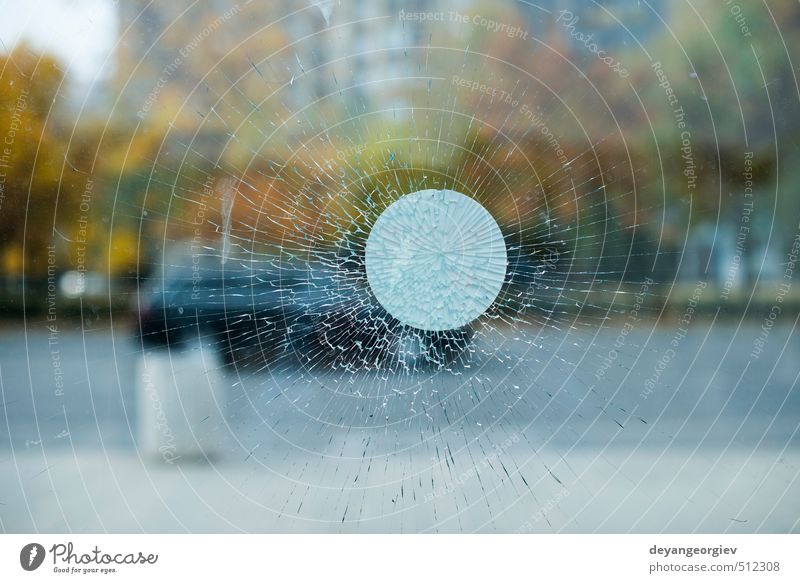 Glassplitter und Stadthintergrund Design Spiegel Natur schwarz weiß Gewalt Versicherung Zerstörung gebrochen Riss zerbrochen Fenster Hintergrund Golfloch