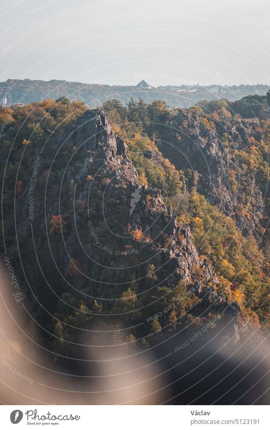 Berühmter touristischer Ort im Naturschutzgebiet Divoka Sarka, Prag, Tschechische Republik. Blick vom Felsen auf die umliegenden Herbstwälder bei Sonnenuntergang