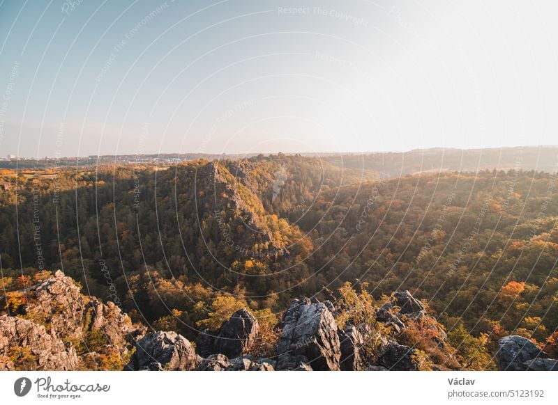 Berühmter touristischer Ort im Naturschutzgebiet Divoka Sarka, Prag, Tschechische Republik. Blick vom Felsen auf die umliegenden Herbstwälder bei Sonnenuntergang