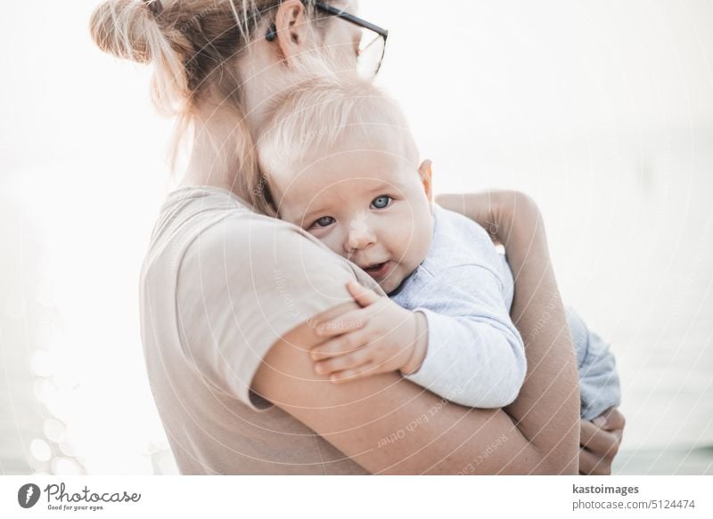 Schöne Mutter und Baby im Freien. Mutter und ihr Kind zusammen genießen den Sonnenuntergang Frau schön wenig Spaß Mama Eltern Familie Pflege Liebe Kindheit