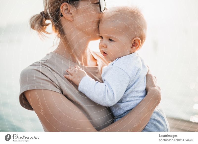 Schöne Mutter und Baby im Freien. Mutter und ihr Kind zusammen genießen den Sonnenuntergang Frau schön wenig Spaß Mama Eltern Familie Pflege Liebe Kindheit