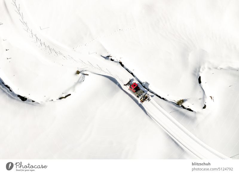 Pistenbully auf der Loipe nach Schneefall Wintersport Winterurlaub Winterstimmung Wintertag Umwelt Natur Landschaft winterlich Schneelandschaft Klima