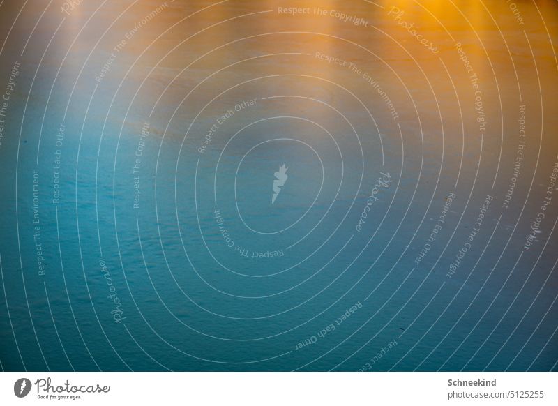 Untergehende Sonne über dem Eis See gefroren kalt Winter blau gelb Sonnenlicht luftblasen abstrakt Licht Reflexion & Spiegelung Farben Farbenspiel Farbenwelt