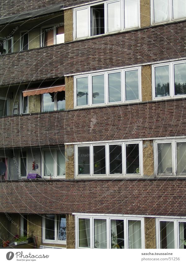 Balkone des Lebens... oder so Wand Stein Backstein Fenster Stadt Stadtleben Bruch Haus Aussicht Einblick Blick Reflexion & Spiegelung Aussehen Stil