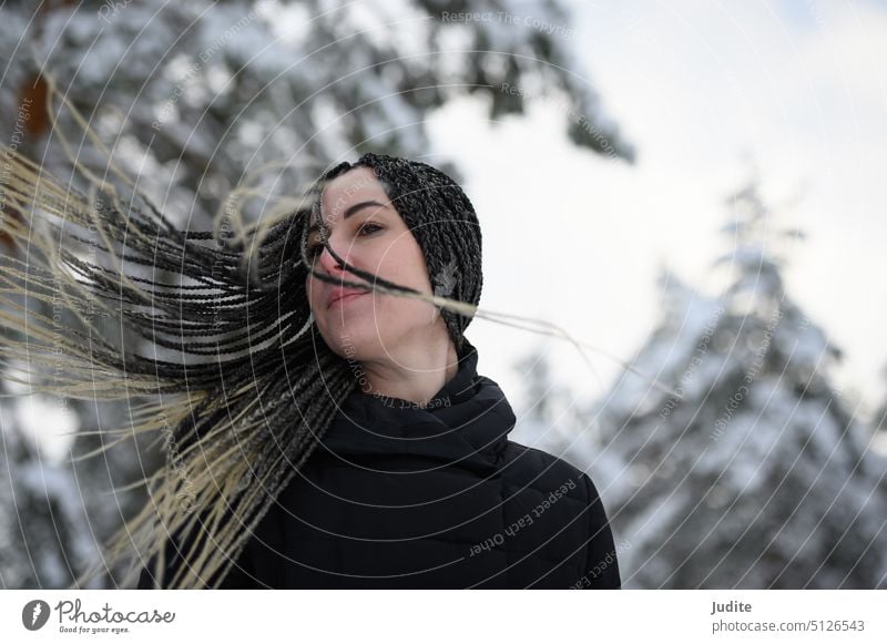 Junge Frau mit afrikanischen Zöpfen in natürlicher Winterlandschaft heiter Zopf Haarstyling Konzept Phantasie charmant modisch Flechtfrisur Kultur kreativ