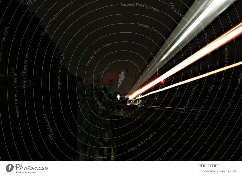 langzeitbelichtung Langzeitbelichtung Geschwindigkeit Nacht dunkel schwarz Bahnhof Bewegung Balken
