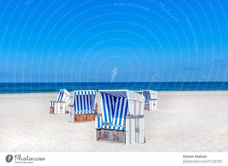 Strandkörbe am Strand im Sommer. Strand an der Nordsee. Strandkorb Sand Meer Blauer Himmel blau Beach Schönes Wetter Küste Wasser Natur Menschenleer Landschaft