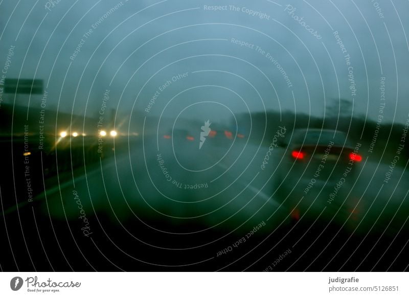 Autobahn Nebel Nacht Verkehr fahren Straße Abend PKW Unschärfe Wetter Farbe Winter Herbst dunkel nass rot Licht Rücklicht Alptraum schlechte sicht