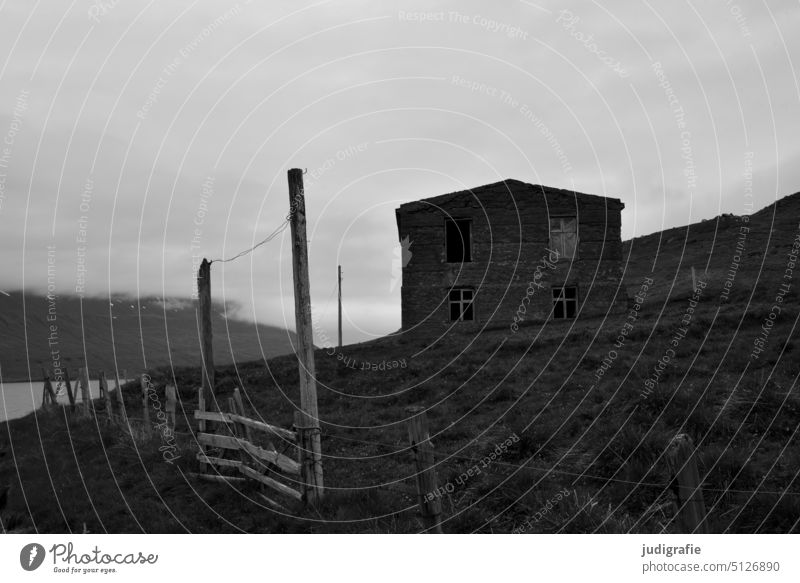 Island Haus Landschaft Gebäude Einsamkeit wohnen Wohnhaus Fassade Stimmung Häusliches Leben Fenster Dach Wohnung Wand Landschaften Leerstand verlassen