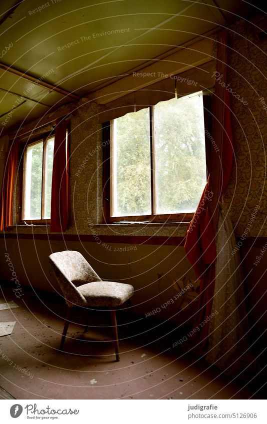 Stuhl vor Fenster Licht Polsterstuhl Raum ausblick Gebäude verlassen alt Haus verfallen Vergänglichkeit Verfall Ruine Vergangenheit Wandel & Veränderung trist